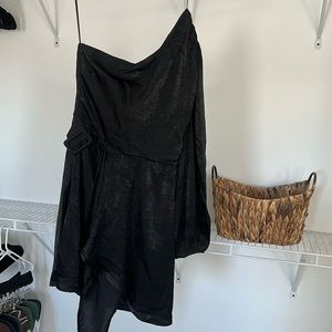 Vici back medium dress brand new never worn.